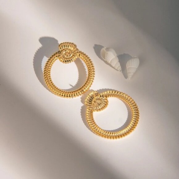 18k Gold Plated Threaded Conch Earrings - Picture 6 of 9
